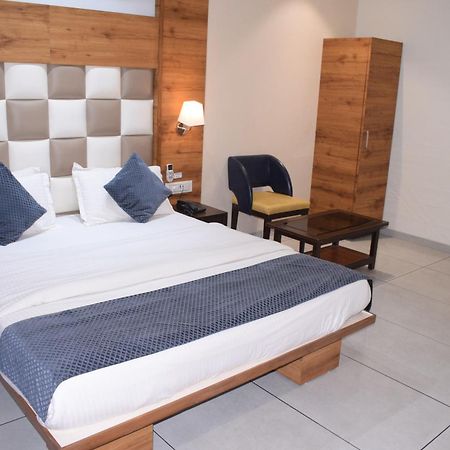 Hotel Viram Pārdi Eksteriør bilde